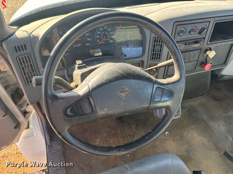 image for item NN9562 2003 International 4400 semi truck