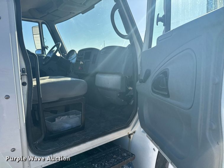 image for item NN9562 2003 International 4400 semi truck