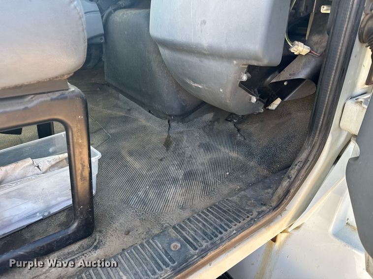 image for item NN9562 2003 International 4400 semi truck