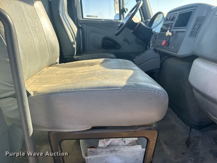 image for item NN9562 2003 International 4400 semi truck