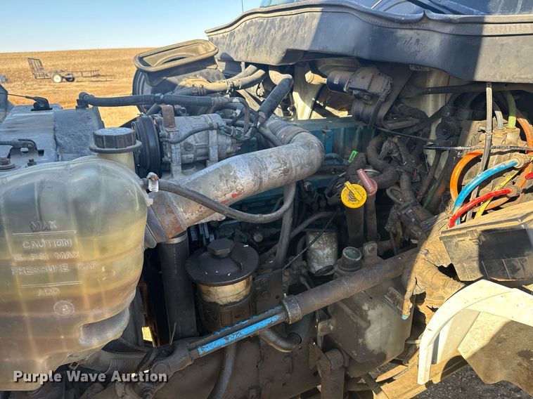 image for item NN9562 2003 International 4400 semi truck