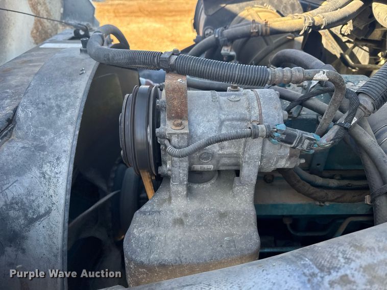 image for item NN9562 2003 International 4400 semi truck