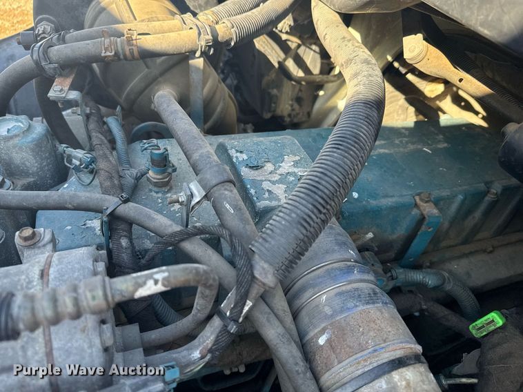 image for item NN9562 2003 International 4400 semi truck