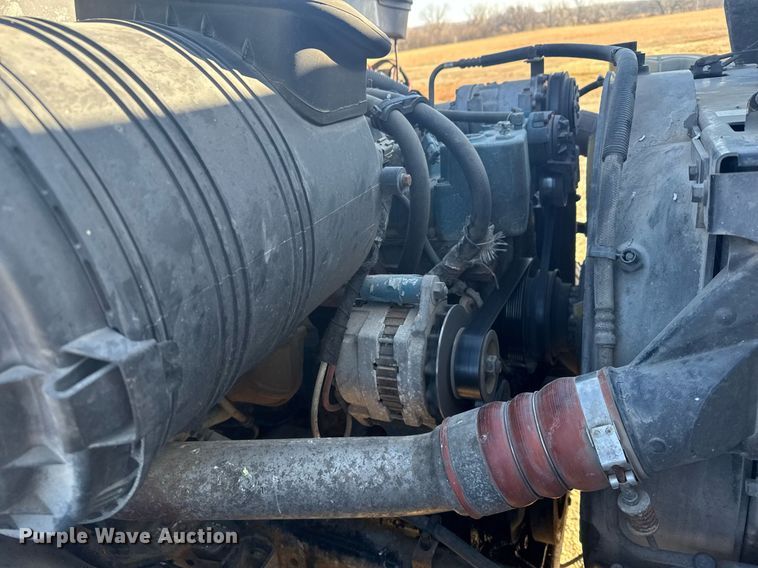 image for item NN9562 2003 International 4400 semi truck