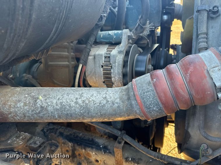 image for item NN9562 2003 International 4400 semi truck