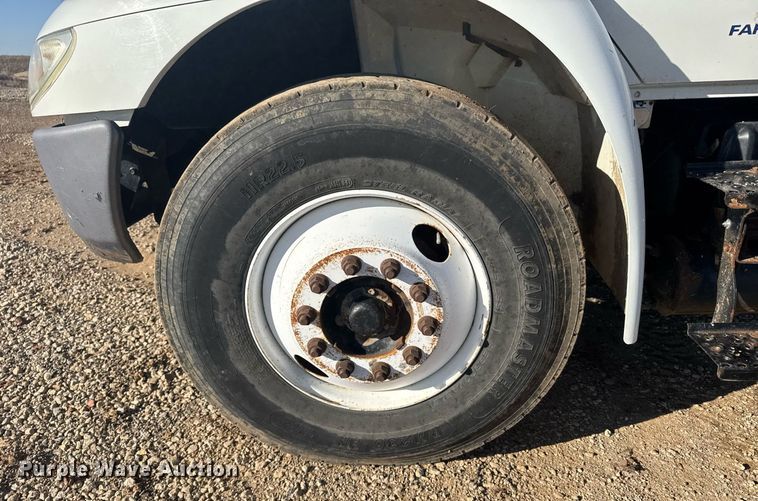 image for item NN9562 2003 International 4400 semi truck