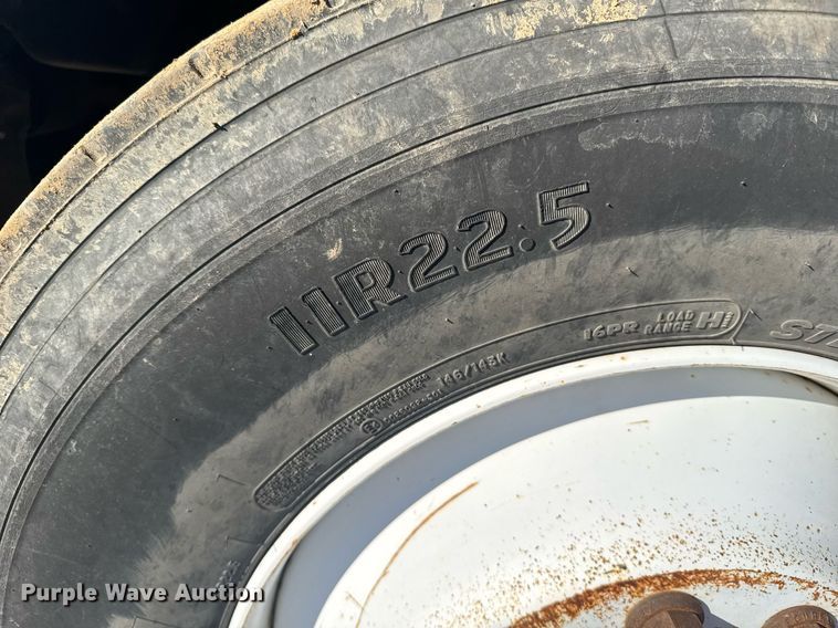 image for item NN9562 2003 International 4400 semi truck