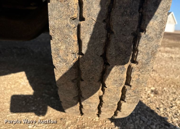 image for item NN9562 2003 International 4400 semi truck