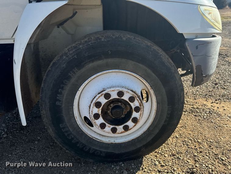 image for item NN9562 2003 International 4400 semi truck