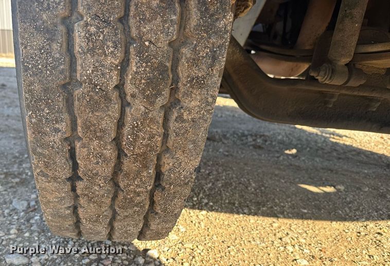 image for item NN9562 2003 International 4400 semi truck