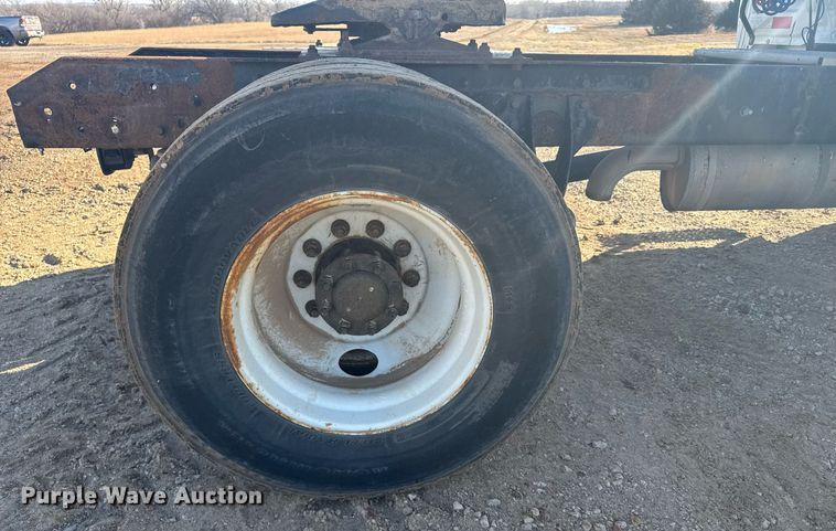 image for item NN9562 2003 International 4400 semi truck