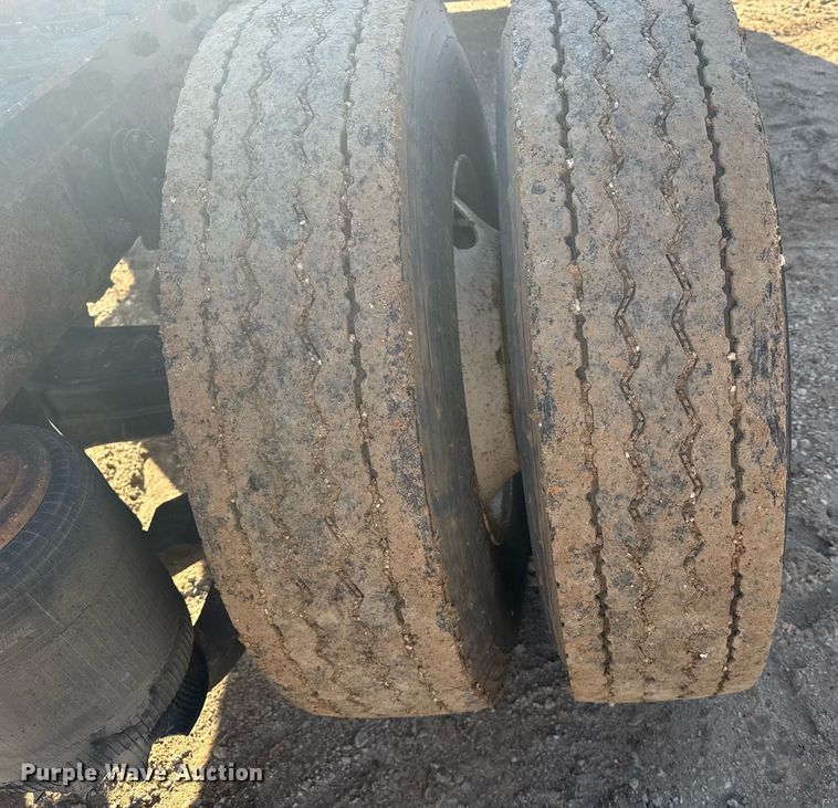 image for item NN9562 2003 International 4400 semi truck