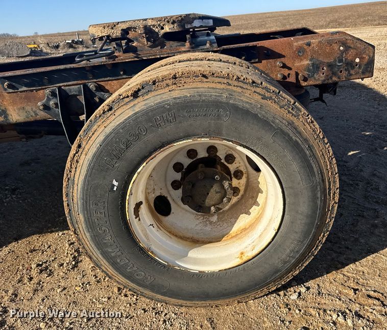 image for item NN9562 2003 International 4400 semi truck