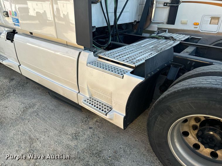 image for item YA0114 2020 Volvo VN semi truck