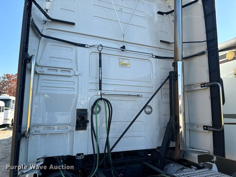 image for item YA0114 2020 Volvo VN semi truck