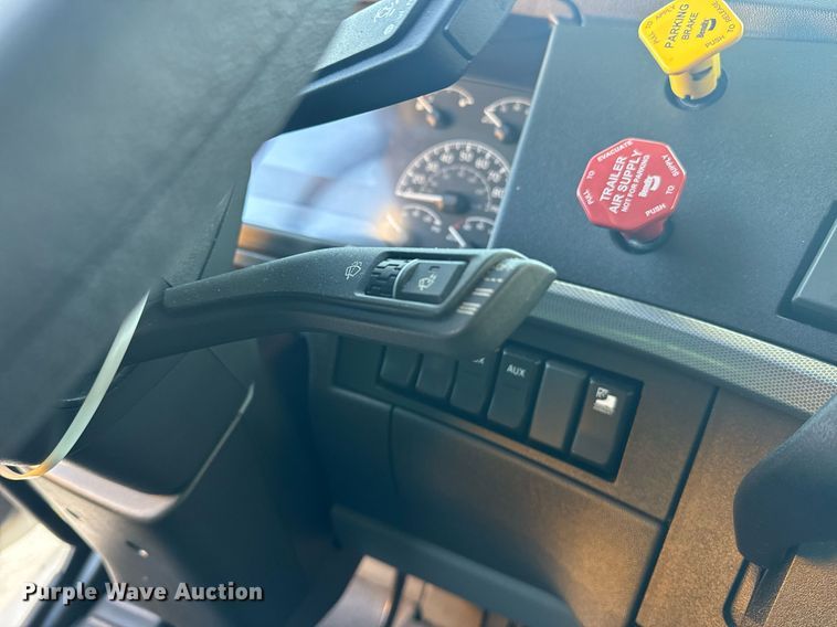 image for item YA0114 2020 Volvo VN semi truck