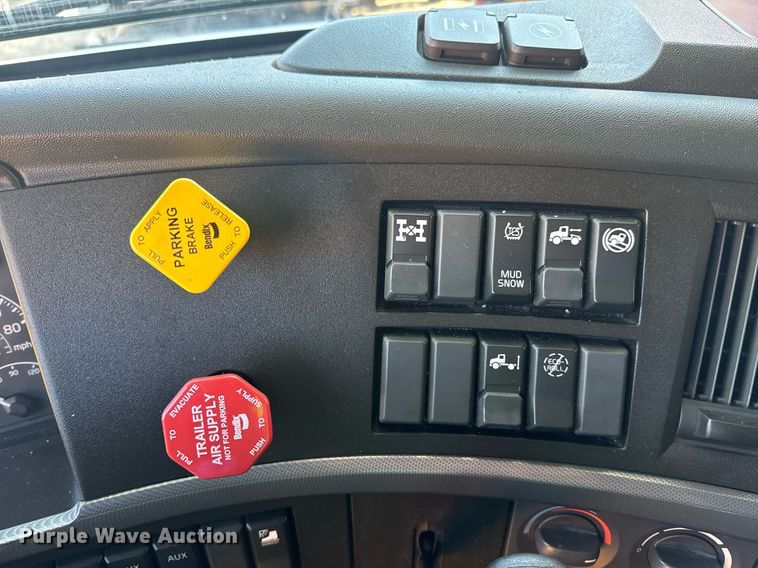 image for item YA0114 2020 Volvo VN semi truck