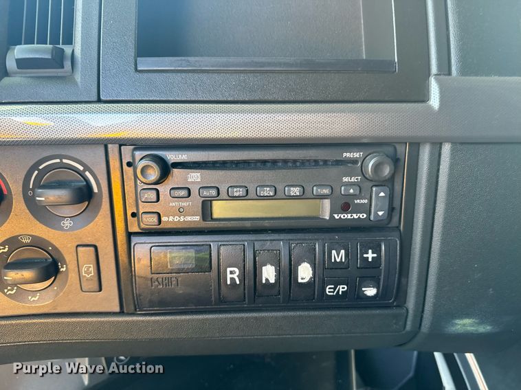 image for item YA0114 2020 Volvo VN semi truck