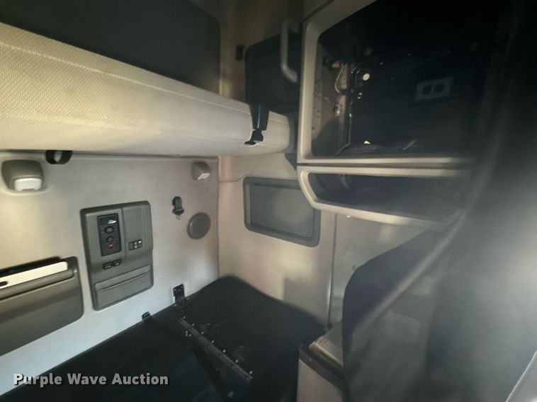 image for item YA0114 2020 Volvo VN semi truck