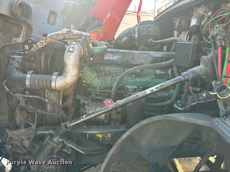 image for item YA0114 2020 Volvo VN semi truck