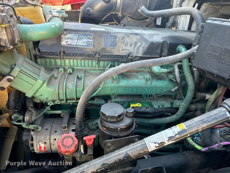 image for item YA0114 2020 Volvo VN semi truck