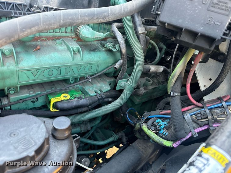 image for item YA0114 2020 Volvo VN semi truck