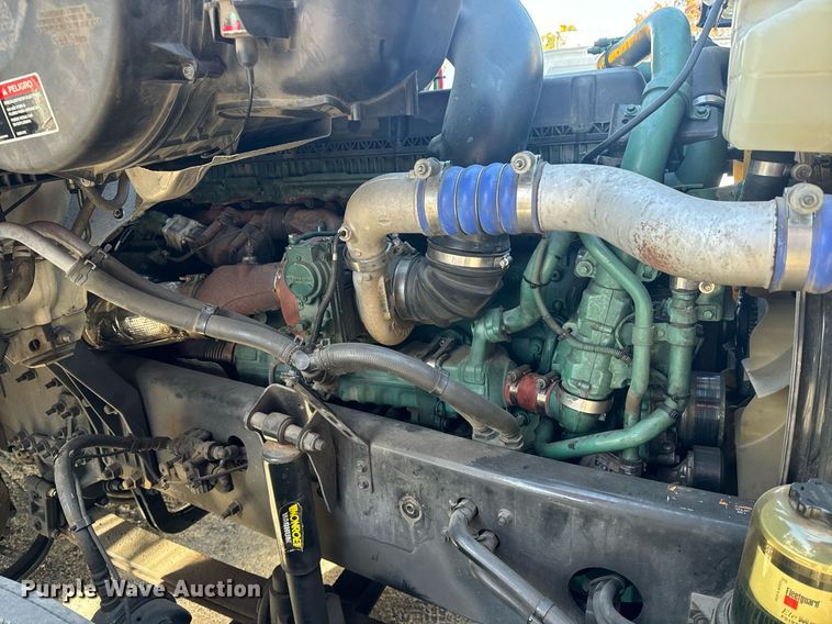 image for item YA0114 2020 Volvo VN semi truck