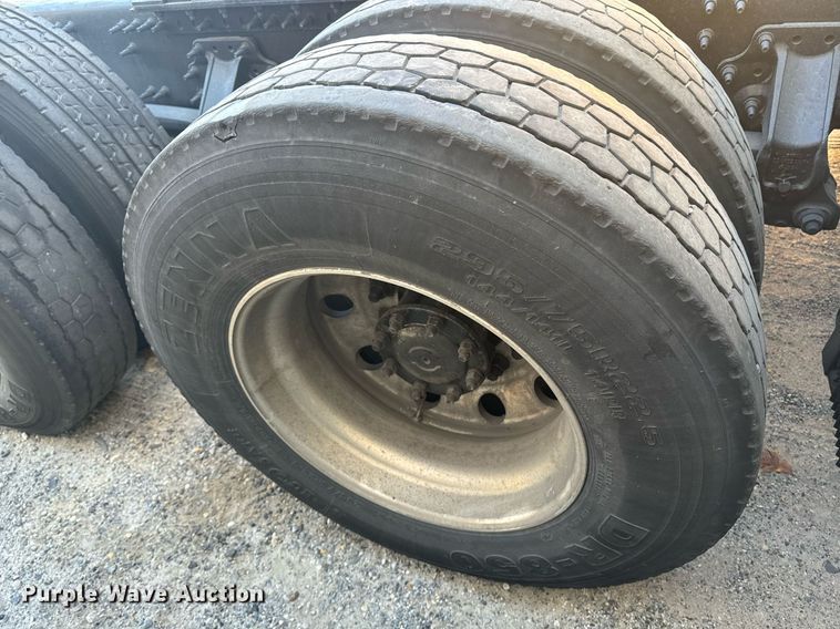 image for item YA0114 2020 Volvo VN semi truck