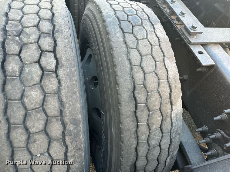 image for item YA0114 2020 Volvo VN semi truck