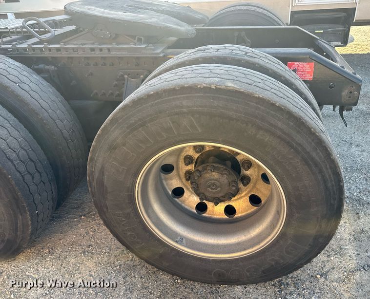 image for item YA0114 2020 Volvo VN semi truck