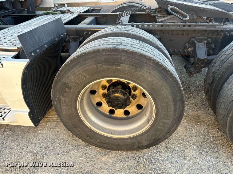 image for item YA0114 2020 Volvo VN semi truck