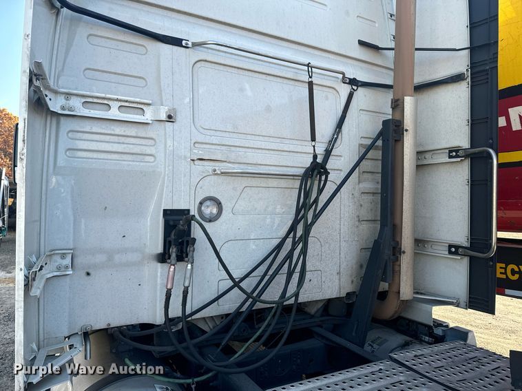 image for item YA0115 2020 Volvo VN semi truck