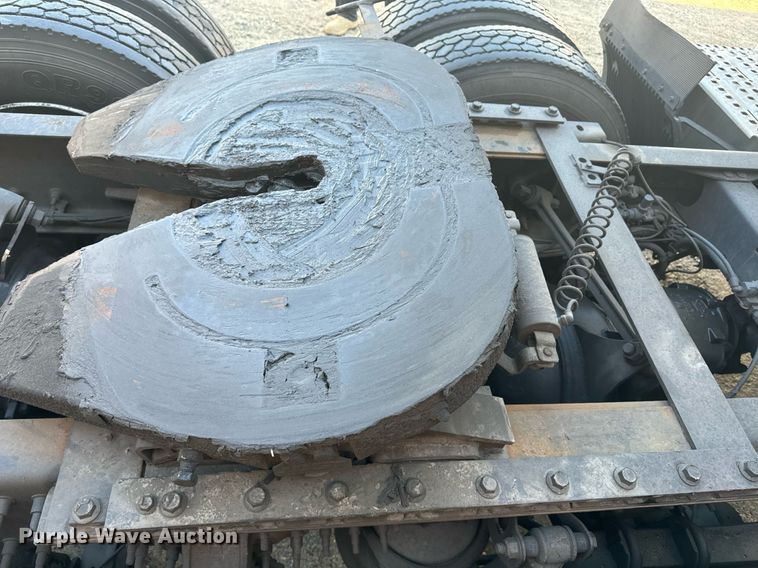 image for item YA0115 2020 Volvo VN semi truck