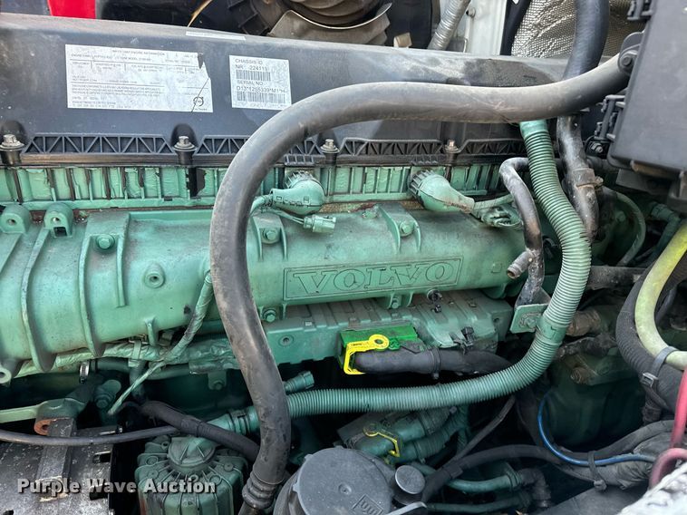 image for item YA0115 2020 Volvo VN semi truck