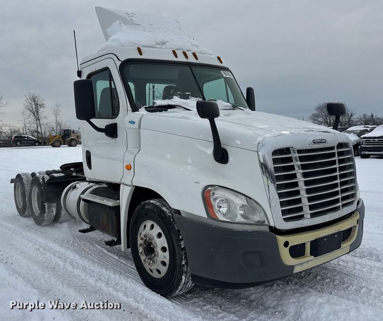 image for item YA0136 2017 Freightliner Cascadia 125 semi truck