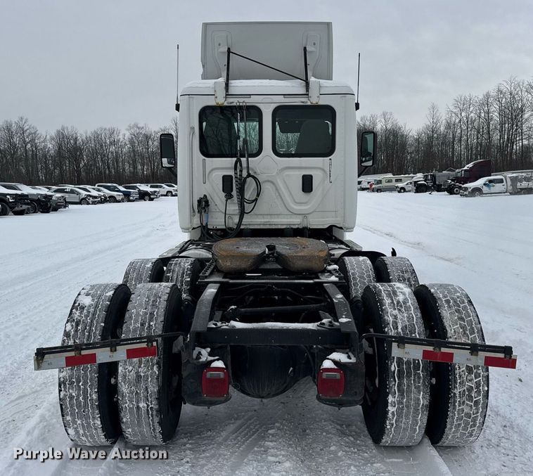 image for item YA0136 2017 Freightliner Cascadia 125 semi truck
