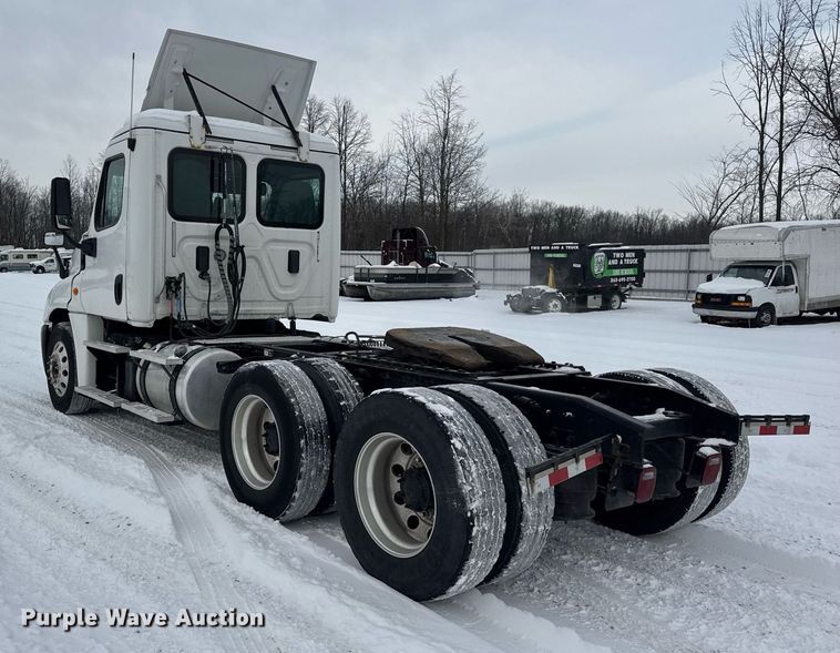 image for item YA0136 2017 Freightliner Cascadia 125 semi truck