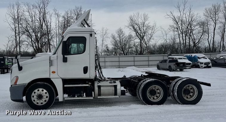 image for item YA0136 2017 Freightliner Cascadia 125 semi truck