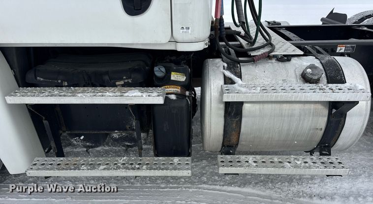 image for item YA0136 2017 Freightliner Cascadia 125 semi truck