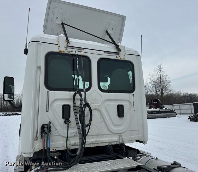 image for item YA0136 2017 Freightliner Cascadia 125 semi truck