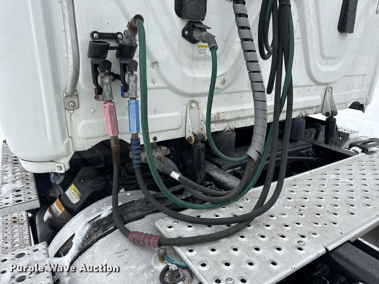 image for item YA0136 2017 Freightliner Cascadia 125 semi truck