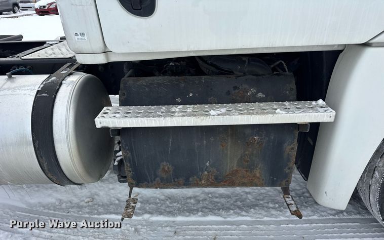 image for item YA0136 2017 Freightliner Cascadia 125 semi truck