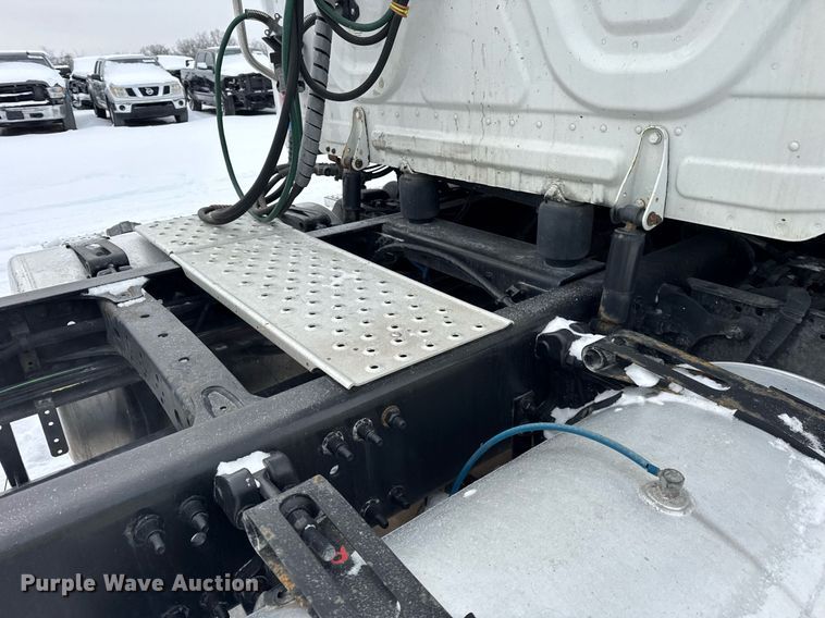 image for item YA0136 2017 Freightliner Cascadia 125 semi truck