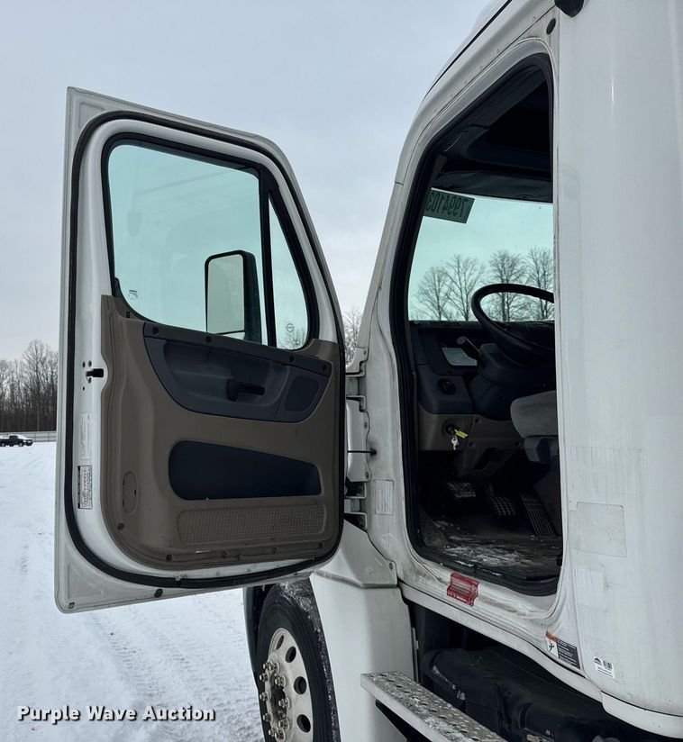 image for item YA0136 2017 Freightliner Cascadia 125 semi truck