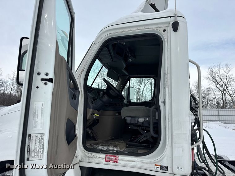 image for item YA0136 2017 Freightliner Cascadia 125 semi truck