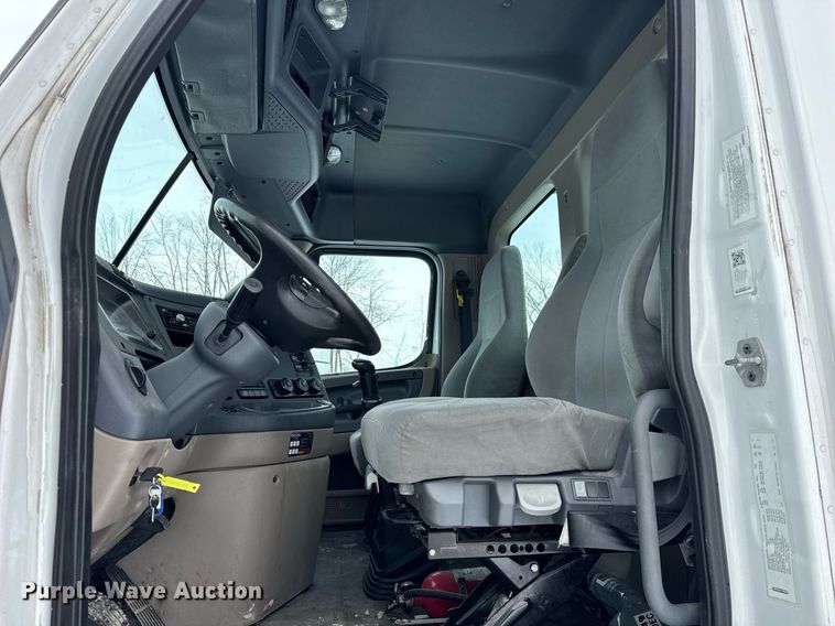 image for item YA0136 2017 Freightliner Cascadia 125 semi truck