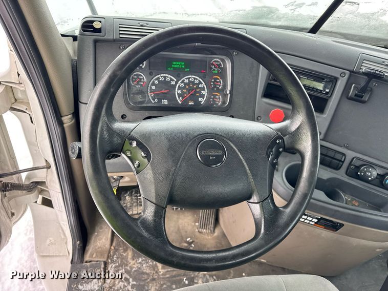 image for item YA0136 2017 Freightliner Cascadia 125 semi truck