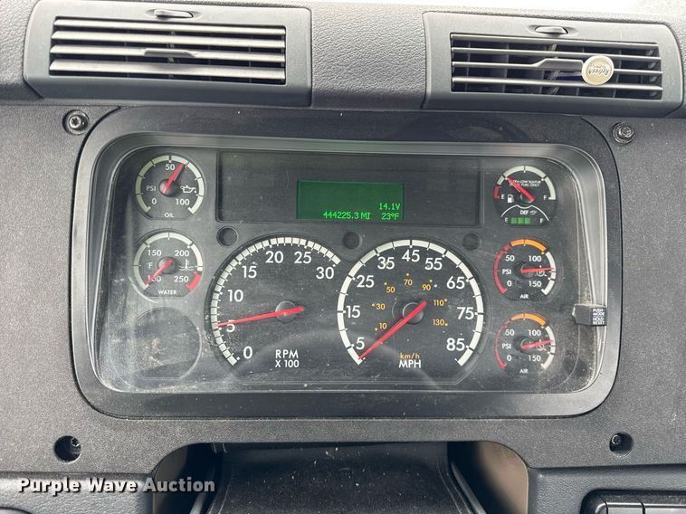 image for item YA0136 2017 Freightliner Cascadia 125 semi truck