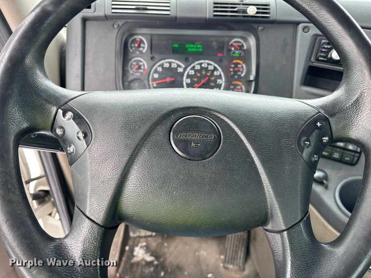 image for item YA0136 2017 Freightliner Cascadia 125 semi truck