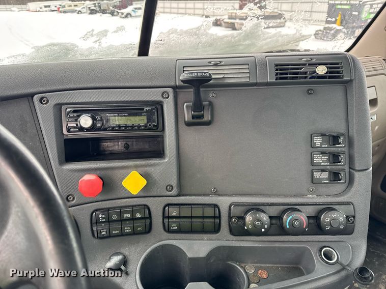 image for item YA0136 2017 Freightliner Cascadia 125 semi truck